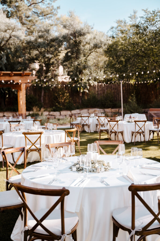 Wedding table setting with the Pantone Color of the Year 2025.
