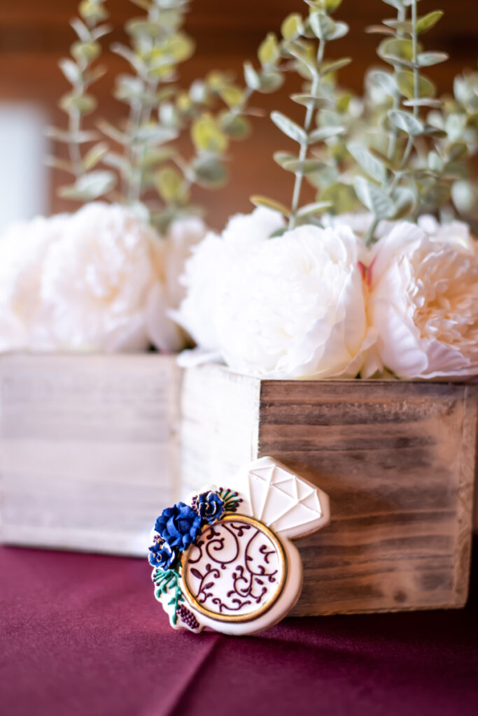 Decorated wedding cookie